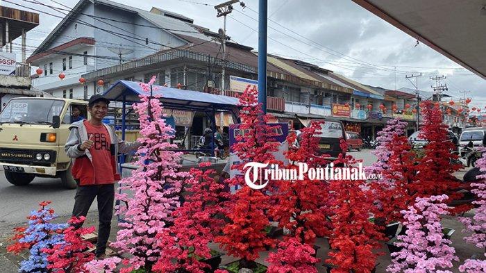 Penjual Bunga Mei Hwa di Jalan GM Situt, Kota Singkawang, Ramadani (45). Ia mengatakan setiap tahun menjelang Imlek, permintaan bunga Mei Hwa selalu meningkat.
