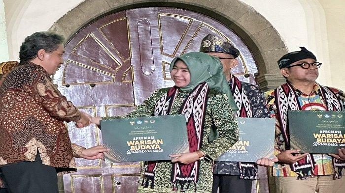 Penyerahan sebanyak 8 Sertifikat WBTb Provinsi Kalbar, diserahkan oleh Direktur Kebudayaan, Hilmar Farid Kepala Dinas Pendidikan dan Kebudayaan Rita Hastarita, pada acara Apresiasi Warisan Budaya Indonesia yang diselenggarakan oleh Kementerian Pendidikan, Kebudayaan, Riset dan Teknologi (Kemendikbudristek), di Taman Fatahillah Kawasan Kota Tua Jakarta, pada 25 Oktober 2023.