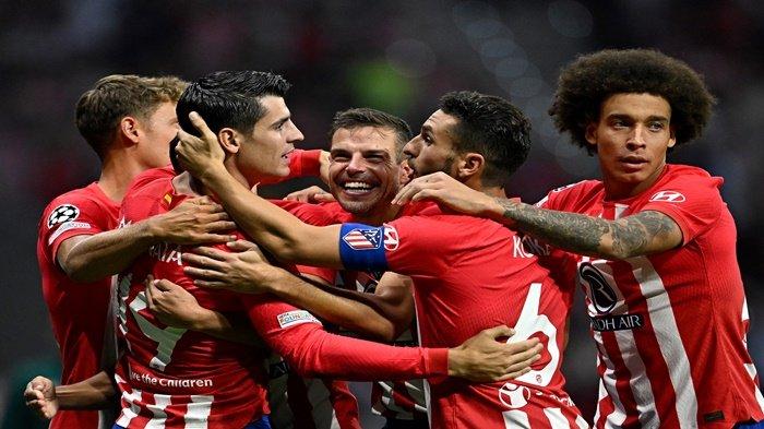 Penyerang Atletico Madrid asal Spanyol #19 Alvaro Morata merayakan bersama rekan satu timnya setelah mencetak gol ketiga timnya pada pertandingan sepak bola grup E putaran pertama Liga Champions hari ke-2 antara Club Atletico de Madrid dan Feyenoord di stadion Wanda Metropolitano di Madrid pada 4 Oktober 2023. Atletico Madrid bentrok dengan Inter Milan di 16 Besar Liga Champions UEFA 2023/2024