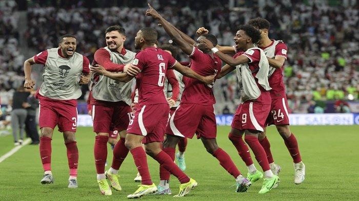 Penyerang Qatar #19 Almoez Ali (tengah) merayakan bersama rekan satu timnya setelah mencetak gol ketiga timnya pada pertandingan sepak bola semifinal Piala Asia AFC Qatar 2023 antara Iran dan Qatar di Stadion al-Thumama di Doha pada 7 Februari 2024. Qatar tantang Jordania di Final Piala Asia AFC 2023