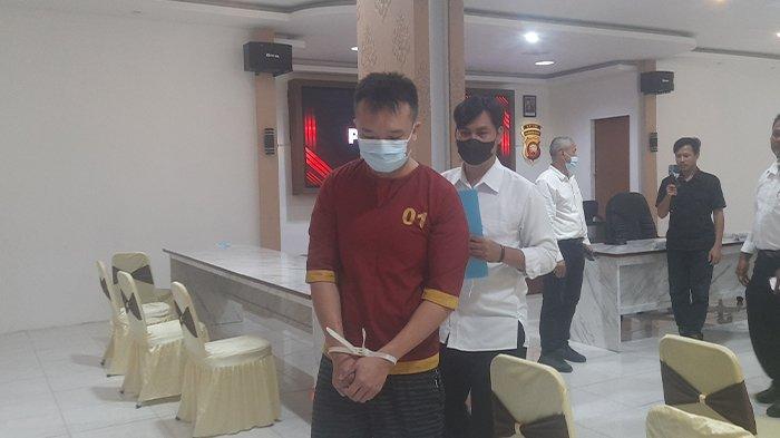 Penyidik Satresnarkoba Polres Sintang menggiring tersangka TM menuju ke tahanan di Mapolres Sintang, Senin 28 Agustus 2023. Kasat Narkoba Polres Sintang, Iptu Dedi Supriadi menyebut, hasil autopsi yang dikeluarkan oleh Puslabfor Mabes Polri menyatakan Yolanda meninggal akibat keracunan MDMA atau ekstasi.