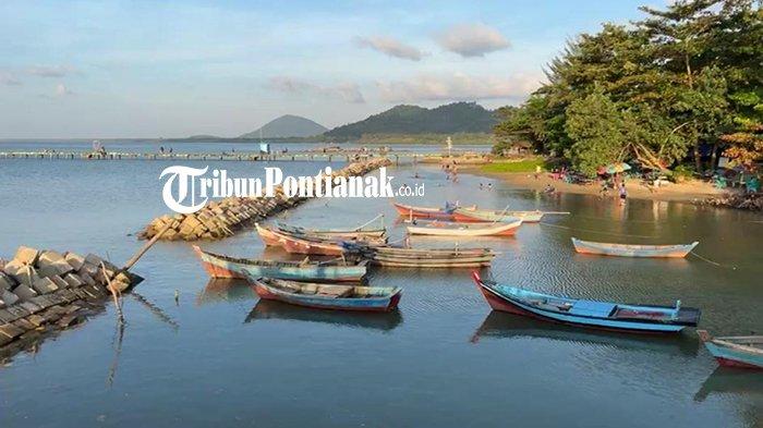 Perahu perahu nelayan yang tertambat di bibir pantai Teluk Karang, Sedau, Kota Singkawang, Kalbar, Senin (16/12/2024).