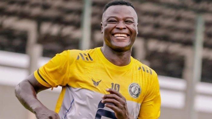 Striker FC Bekasi City Ezechiel N'Douassel top skor sementara Liga 2 2023/2024. 