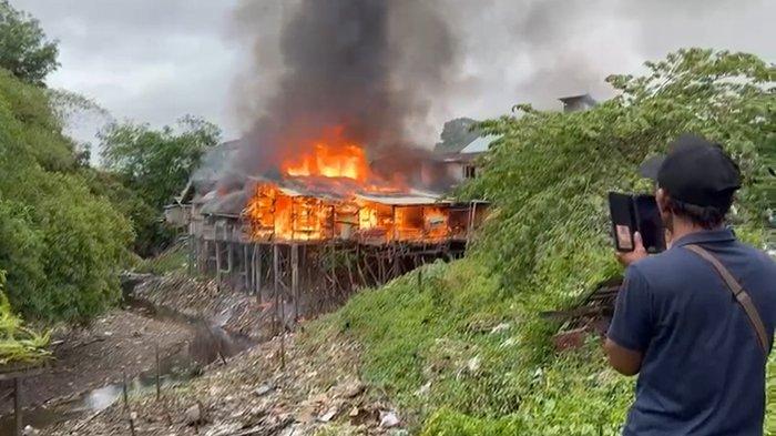 Pengunjung Intan Market Sintang berlarian saat kebakaran terjadi