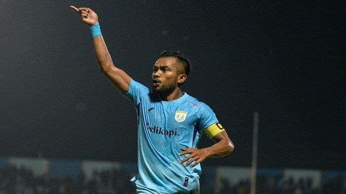 Selebrasi salah satu pemain Persela Lamongan. Persela memastikan tiket ke 12 besar Liga 2 2023-2024 usai menang atas Persekat Tegal di Stadion Surajaya, Lamongan, kemarin 19 November 2023 malam WIB.