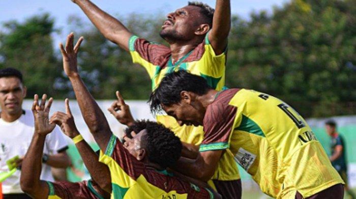 Selebrasi Pemain Persewar Waropen. Persewar Waropen kembali kalah saat menghadapi PSBS Biak Jumat 12 Januari 2024