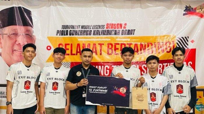 Perwakilan Aming Coffee Siantan menyerahkan playoff Turnamen Mobile Legends Piala Gubernur Kalbar musim kedua kepada tim esport Exit Block (juara 1 kualifikasi) sebagai wakil Kota Pontianak.