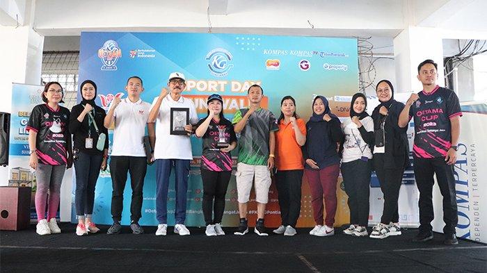 Perwakilan PT Well Harvest Winning Alumina Refinary Sumarno dan Suhandi foto bersama Ketua KFD KG Pontianak, Julia Lorrains, Ketua Panitia Oetama Cup 2023 Pontianak Dwi Nardi, Station Manager Sonora Pontianak Deisy Anita Torondek, Store Manager Gramedia Pontianak Rubedo dan para sponsor Oetama Cup 2023 Pontianak, Sabtu 18 November 2023.