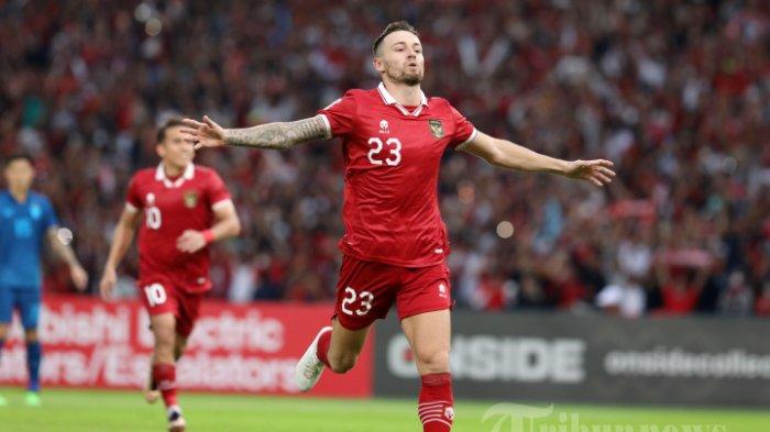 Pesepak bola Timnas Indonesia Marc Klok melakukan selebrasi usai mencetak gol ke gawang Timnas Thailand dalam pertandingan Grup A Piala AFF 2022 di Stadion Utama Gelora Bung Karno (SUGBK), Jakarta, Kamis 29 Desember 2022. Timnas Indonesia akan melawan Filipina di laga pamungkas grup A, Senin 2 Januari 2022.