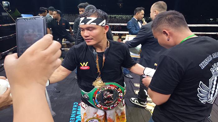 JUARA WBC ASIA - Petinju Kalbar Hisar Mawan berhasil memukul lawanya Chonlathee Srirat di Round 4 pada pertandingan perebutan gelar juara WBC Asia Silver di Ring Tarkam 3 2025 yang digelar di Alun-Alun Ponorogo Provinsi Jawa Timur pada Sabtu 27 Juli 2025.