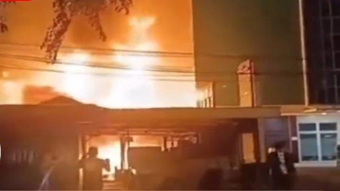 Petugas kebakaran saat melakukan proses pemadaman dan evakuasi korban, Rabu 2 Oktober 2024.