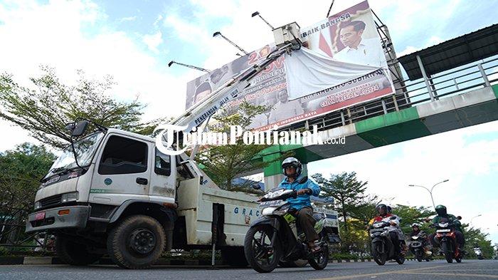 Petugas menertibkan Alat Peraga Kampanye (APK) Pemilu 2024, di Jalan Tanjungpura, Kota Pontianak, Senin, 20 November 2023.