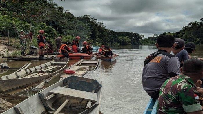 Petugas pencarian korban tenggelam di sungai Dusun Paat, Desa Saujung Segiling Manik, Kecamatan Embaloh Hulu, saat berupaya mencari korban atasnama Wihelmus Wilem usia 46 tahun, merupakan warga Dusun Teliae Desa Benua Ujung Kecamatan Embaloh Hulu, Selasa 11 Juli 2023.