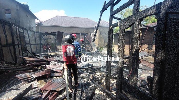 Petugas saat memadamkan api yang membakar satu rumah di jalan Panglima Arani Pontianak, Selasa 11 Juni 2024.
