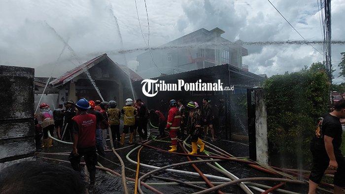 Petugas saat memadamkan kebakaran sebuah rumah di jalan Suwignyo Pontianak, Jumat 8 Maret 2024.