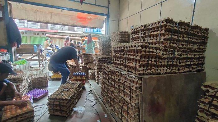 Ketersediaan telur di pasar Sungai Pinyuh, Kabupaten Mempawah, Kalimantan Barat, Rabu 27 Maret 2024.