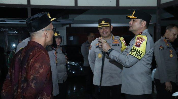 Kapolda Kalimantan Barat, Irjen Pol Pipit Rismanto S.IK. M.H bersama beberapa Pejabat Utama (PJU) Polda Kalbar melakukan peninjauan langsung ke gudang penyimpanan kotak suara Pemilu 2024 di dua lokasi di Kota Pontianak, Kamis 15 Februari 2024 malam