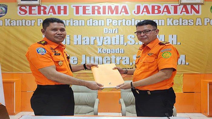 Pisah sambut Kepala SAR Pontianak Yopi Haryadi kepada  I Made Junetra pada Rabu 8 Februari 2023.