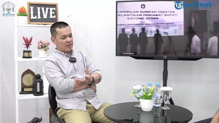 Pj Bupati Kayong Utara Romi Wijaya saat hadir di Triponcast dengan tema “Tantangan Pj Bupati Membangun Kayong Utara” pada Kamis 15 Oktober 2023 Pukul 12.00 WIB .