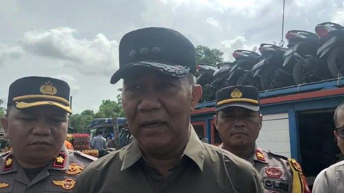 Pj Bupati Kubu Raya Syarif Kamaruzaman saat meninjau pelabuhan Rasau Jaya Kubu Raya. Sabtu 6 april 2024.