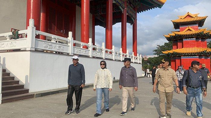 Pj Gubernur Kalbar Harisson  didampingi Kadisporapar Kalbar Windy Prihastari saat meninjau kesiapan Vihara Tri Dharma  Bumi Raya Singkawang yang akan dikunjungi oleh Menparekraf Sandiaga Uno dan Kadisporapar se-Indonesia, dalam rangka Rakornas Pariwisata se -Indonesia pada 22-24 Februari 2024.
