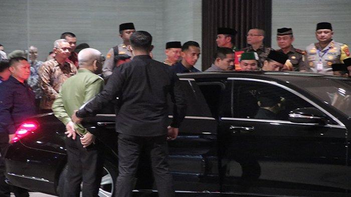 Pj Gubernur Kalbar Harisson hendak masuk ke dalam mobil untuk mengantar kepulangan Presiden Jokowi ke Bandara Supadio Pontianak.