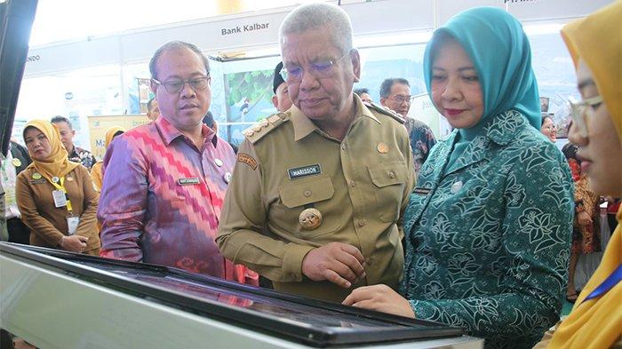 Pj Gubernur Kalbar, Harisson mencoba aplikasi Sistem Petunjuk Arah (SIPETA) di stan RSUD Sultan Syarif Mohamad Alkadrie pada Kalbar Hospital Expo Tahun 2023