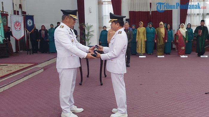 Pj Gubernur Kalbar Harisson saat melantik Ani Sofian sebagai Pj Walikota Pontianak di Balai Petitih, Kantor Gubernur Kalbar, Sabtu 23 Desember 2023.