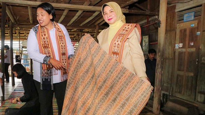 Pj Ketua Dekranasda Kalbar Kunjungi Rumah Betang Ensaid Panjang  untuk berikan Pembinaan ke Perajin.