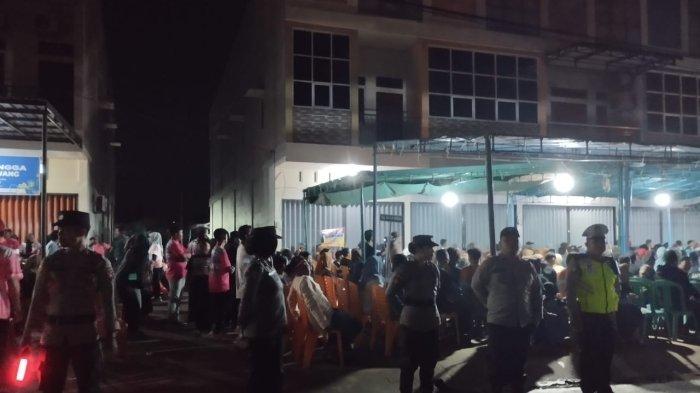 Polisi lakukan pengamanan calon Wali Kota dan Wakil Wali Kota Singkawang Nomor Urut 02, Tjhai Chui Mie, S.E., M.H., dan Muhammad, S.E., M.H, Senin 11 No