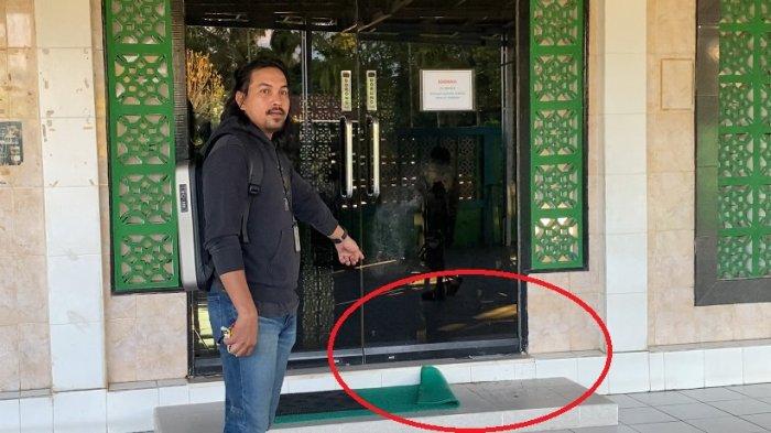 RAFA FAUZAN DITEMUKAN - Lokasi TKP ditemukannya jasad Rafa Fauzan di depan pintu Masjid Jami Husnul Khatimah, Jalan Veteran, Kelurahan Sekip Lama, Singkawang Tengah pada Jumat 13 Juni 2025 pukul 04.00 WIB subuh. Polisi mengamankan sejumlah barang bukti sekaligus sidik jari di TKP.