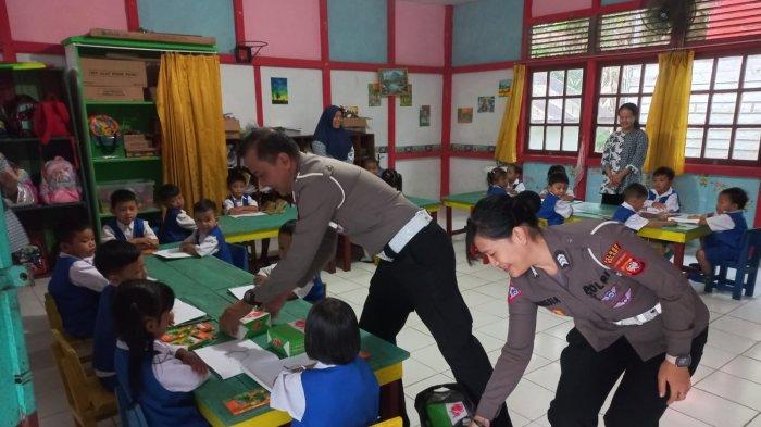 Polisi dan warga berinteraksi selama kegiatan