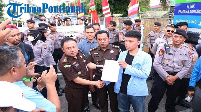 Aparat Kepolisian dari Polresta Pontianak jaga ketat puluhan Mahasiswa dari Aliansi BEM SI Kerakyatan dan FKBK berunjuk rasa pada Senin 15 Juli 2024 siang di Kantor Kejati Kalbar jalan A.Yani Pontianak.