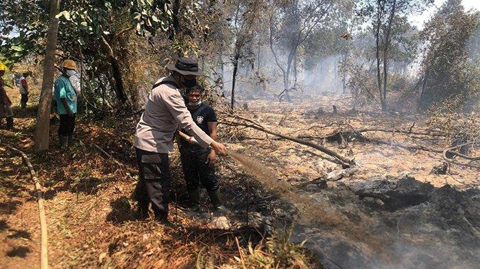 PERSONEL Kepolisian Sektor Paloh, dan unsur terlibat lainnya memadamkan api di arel Karhutla Desa Mentibar, Kecamatan Paloh, Kabupaten Sambas, Rabu 28 Juni 2023.
