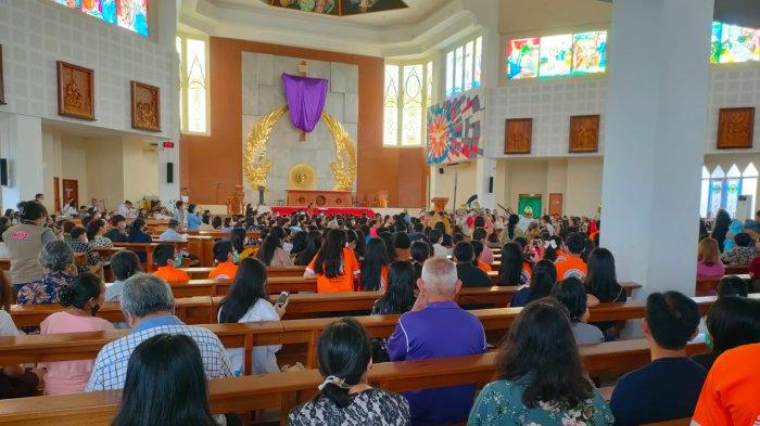 Petugas kepolisian sedang melakukan patroli di sekitar Gereja Katedral Pontianak