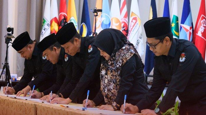Potret 5 Komisioner KPU Provinsi Kalbar saat menandatangi Penetapan Perolehan Kursi dan Calon Terpilih Anggota DPRD Provinsi Kalimantan Barat Pemilu Tahun 2024, di Hotel Golden Tulip Pontianak, Selasa 28 Mei 2024 malam