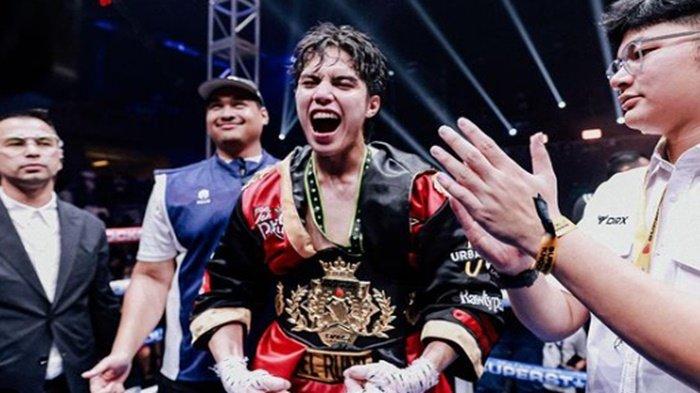 Anak-anak menonton pertandingan tinju di GOR Ayani