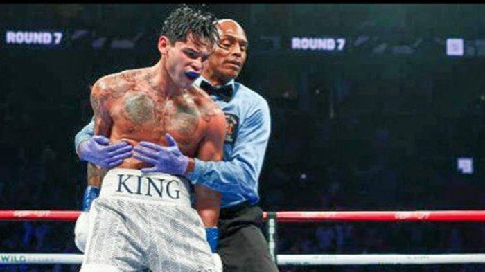 Potret Ryan Garcia saat ditahan wasit saat menghadapi Devin Haney