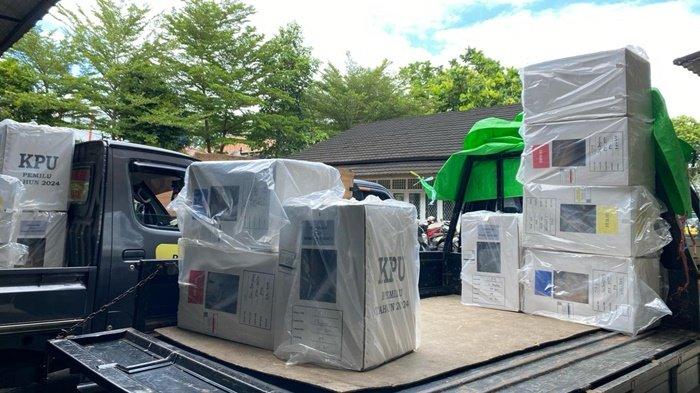Potret distribusi logistik pemilu di Sekreteriat PPK Pontianak Kota, Kota Pontianak, Selasa 13 Februari 2024