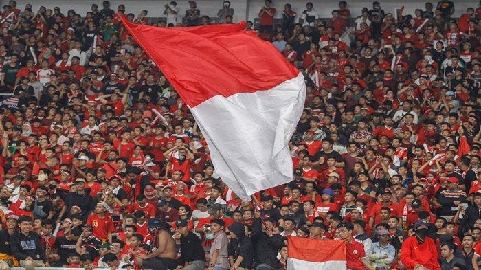 Potret saat supporter Timnas Indonesia membentangkan bendera Merah Putih dan mendukung skuad Garuda.