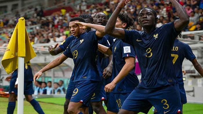Penyerang Prancis Joan Tincres (kiri) merayakan bersama rekan satu timnya setelah mencetak gol pada pertandingan sepak bola grup E Piala Dunia U-17 FIFA Indonesia 2023 antara Prancis dan Amerika Serikat di Stadion Internasional Jakarta di Jakarta pada 18 November 2023.
