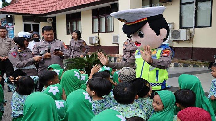 Polisi Sahabat Anak di Polres Nganjuk interaksi dengan anak-anak dalam sesi edukasi lalu lintas