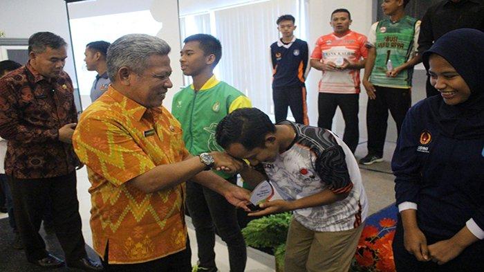 Bupati Muda Berikan Penghargaan Untuk Atlet Kubu Raya Berprestasi