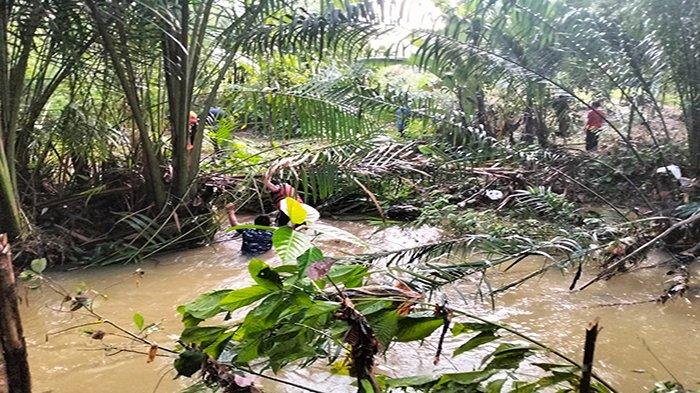 Proses evakuasi seorang Balita, Wiliam Tarigas berusia 2,5 tahun, korban meninggal banjir bandang di Dusun Tembung Rt 003 Rw 001 Desa Tebuah Marong Kecamatan Ledo, Kabupaten Bengkayang, Kalimantan Barat, sekitar pukul 06.00 Wib, Rabu 27 Desember 2023
