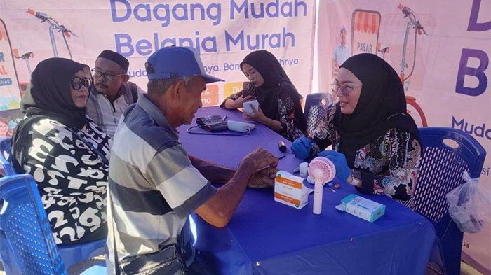 Proses pemeriksaan Kesehatan pada peluncuran program Dagang Mudah Belanja Murah di Jalan Bawal Komplek Pasar Beringin Kota Singkawang, Kalimantan Barat, Kamis 14 Desember 2023.