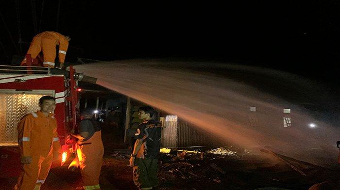 Proses pendinginan lokasi kebakaran rumah di Desa Menaren, Kecamatan Mentebah, Jumat 5 Januari 2024.
