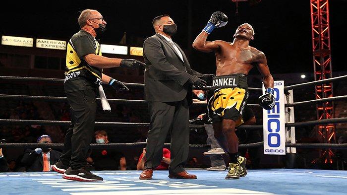 Subriel Matias (Kanan) merayakan kemenangan TKO 