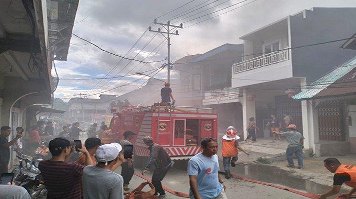 Puluhan petugas damkar berjibaku redam kebakaran tiga ruko di Jalan Amat Bampe Desa Pemangkat Kota, Kecamatan Pemangkat, Sabtu 25 November 2023.