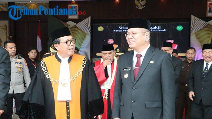Foto bersama saat Wisuda Purnabakti Ketua Pengadilan Tinggi Pontianak, Muefri , yang berlangsung di Pendopo Gubernur Kalbar, Senin 3 Mei 2024.