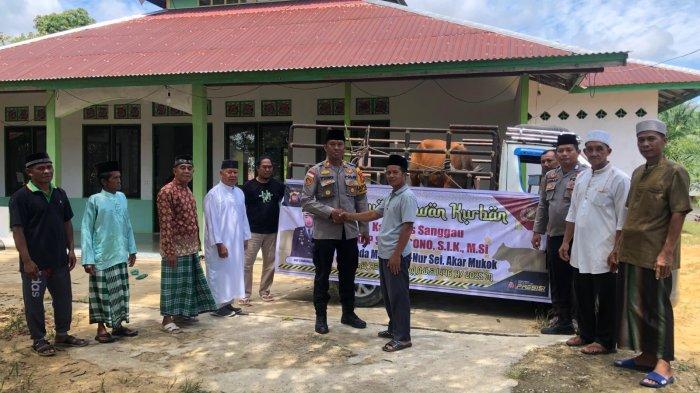 HEWAN QURBAN - Kapolres Sanggau AKBP Sudarsono, SIK, M.Si menyalurkan bantuan hewan kurban berupa satu ekor sapi kepada warga Dusun Sei Akar, Desa Semuntai, Kecamatan Mukok, Kabupaten Sanggau. Penyerahan dilakukan pada Jumat, 6 Juni 2025, pukul 11.00 WIB di halaman Masjid Annur.